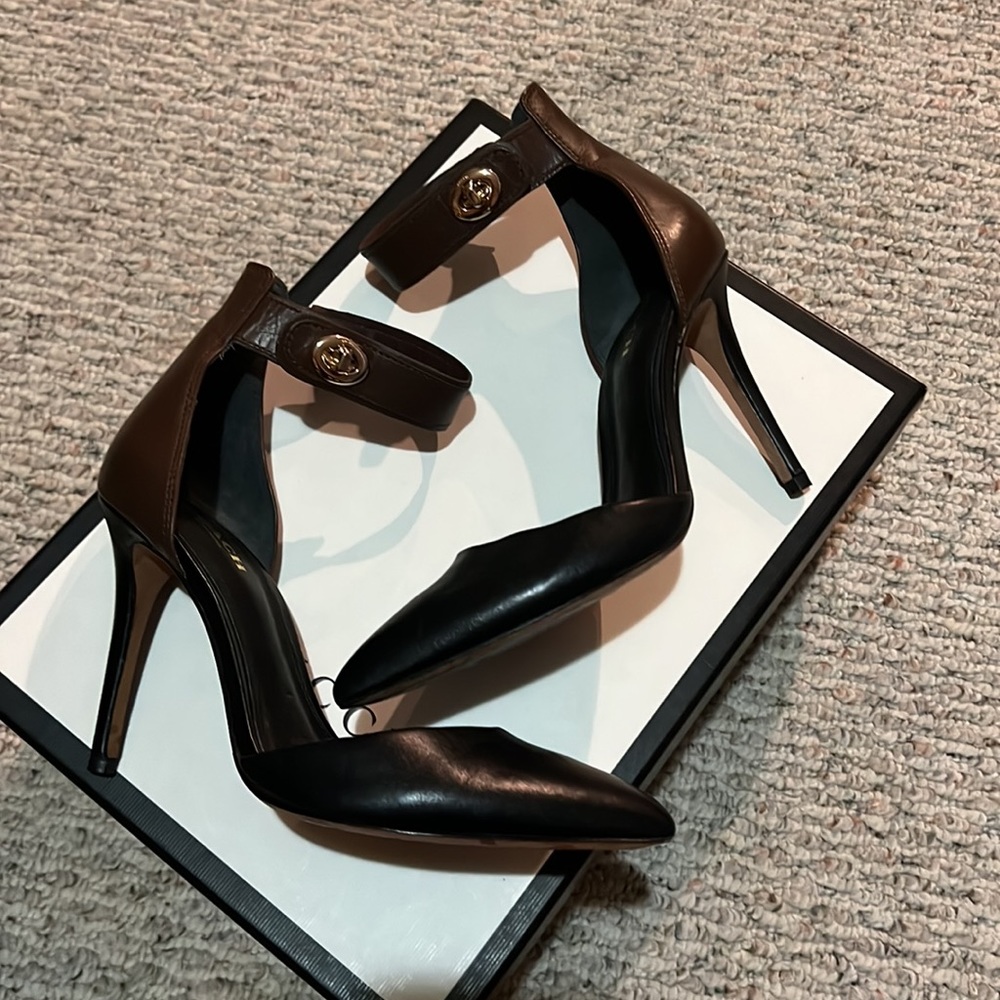 Coach two tone heels size 6 - Picture 3 of 7